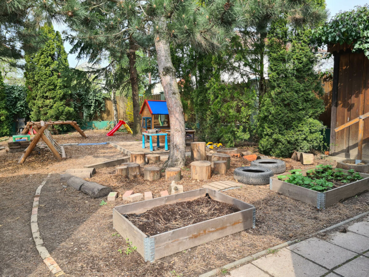 Vyvýšené záhradné záhony s drevenými záhradnými prvkami